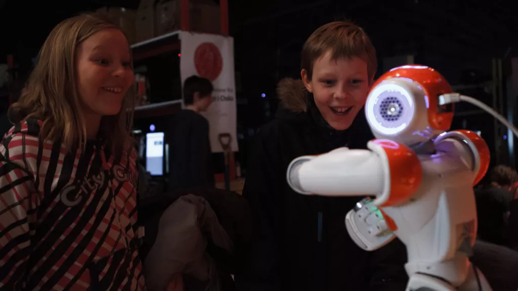 På standen til Universitetet i Oslo, kunne deltakerne møte roboten vår, Nao, som regelmessig brøt ut i dans til Gangnam Style.