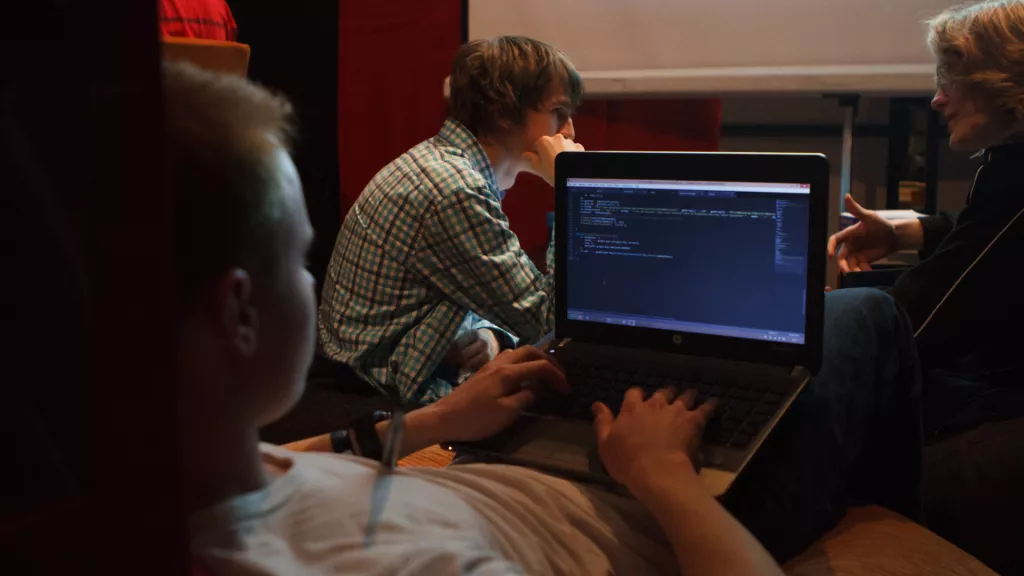 Deltakere foran storskjermen hvor det programmeres på direkten.