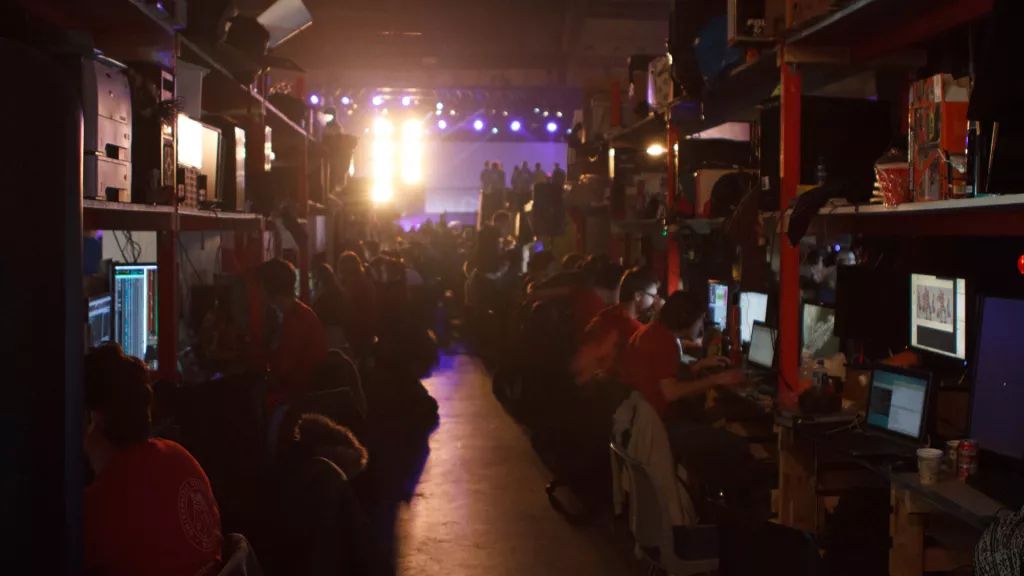 Her sitter UiO-studenter og holder styr på alt som skjer.