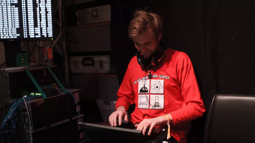 Julian, ansvarlig for hackekonkurransen, i dyp konsentrasjon og med full kontroll over de hundrevis av deltakerne som forsøkte å løse alle oppgavene.