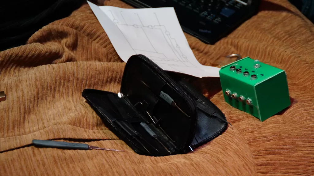 I hackekonkurransen var det også flere oppgaver man måtte løse fysisk, alt fra elektroniske kretser til å dirke opp låser.