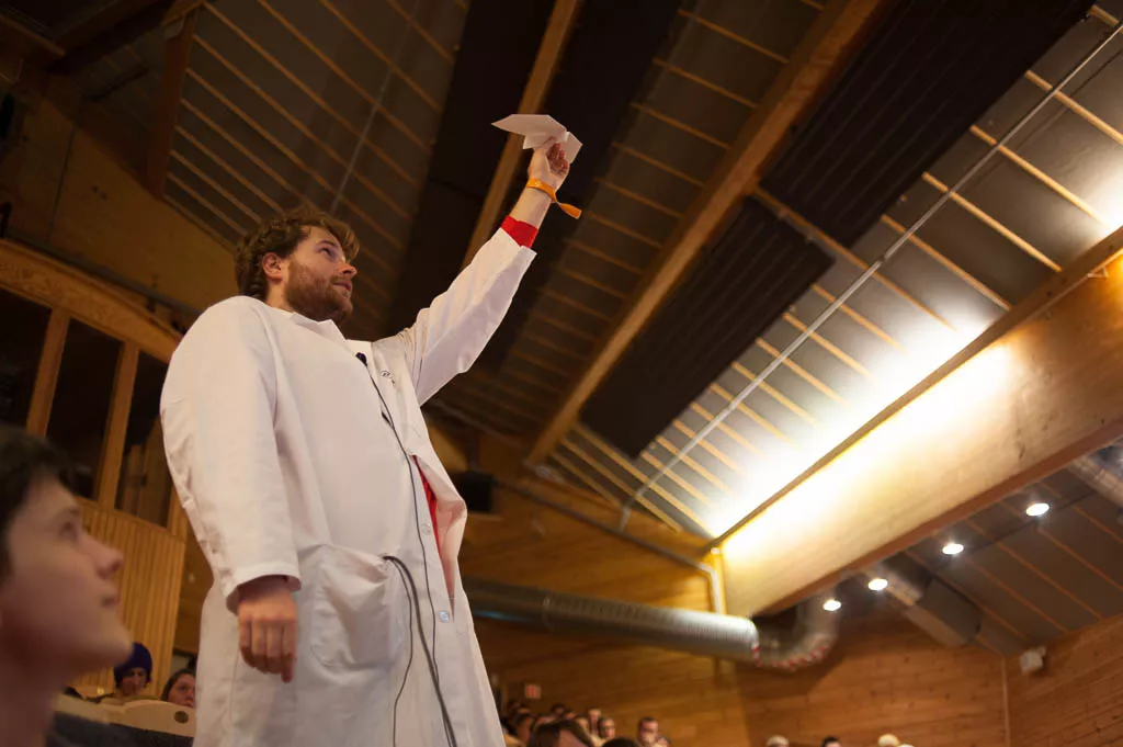 Papirflyfysikk. Et eksempel på annerledesformidling, hvor Andreas Nakkerud forklarer fysiske prinsipper ved hjelp av papirflybretting.