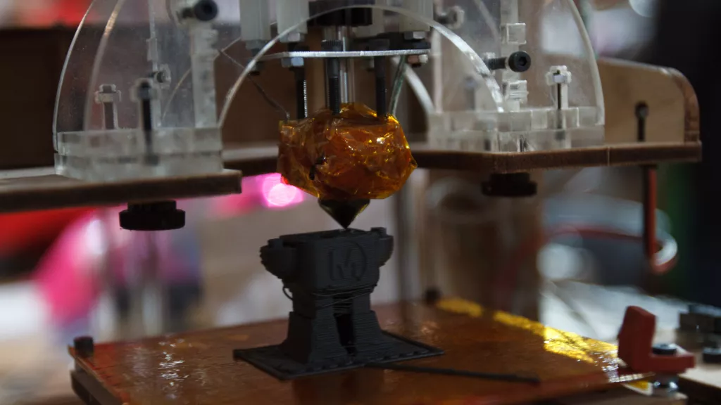 3D-printeren skriver ut en liten robot.